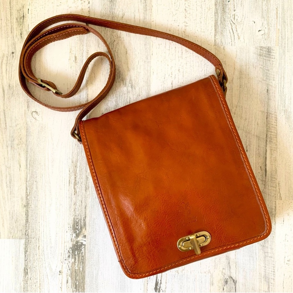 Vera Pelle Tan Leather Crossbody Bag